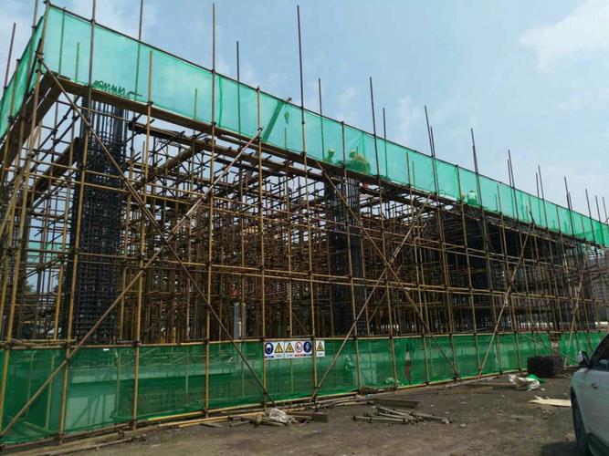 1房建工程 (1)專用備品倉庫 ①進行鋼筋綁扎,支設模板,施工人數:25人.