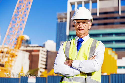 建筑工地的工程師建設者建筑工程師施工場景穿著安全背心