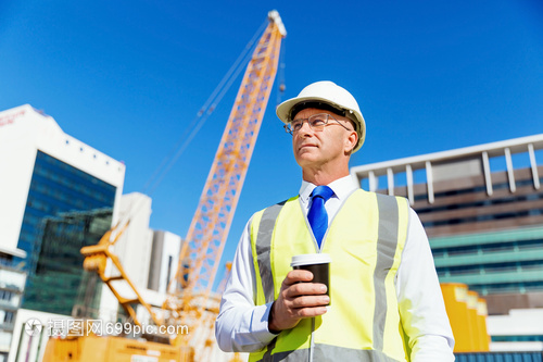 建筑工地的工程師建設者建筑工程師施工場景穿著安全背心咖啡