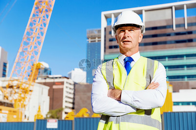 建筑工地的工程師建設者建筑工程師施工場景穿著安全背心