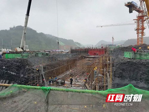 張吉懷鐵路鳳凰古城站房建設施工忙